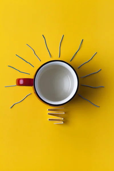 Concepto de inspiración taza de café metáfora bombilla de luz para una buena idea — Foto de Stock