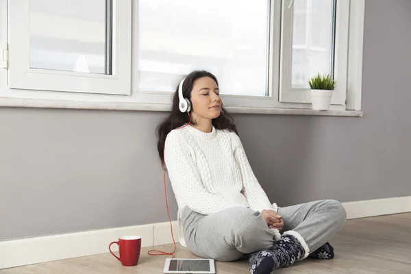 Happy woman listening to music at home — Stock Photo, Image