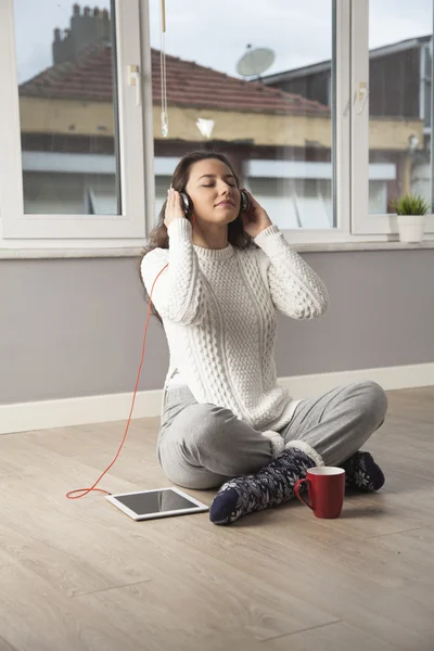 Mujer feliz escuchando música en casa —  Fotos de Stock