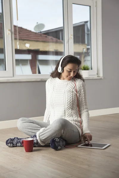 Mujer feliz escuchando música en casa —  Fotos de Stock