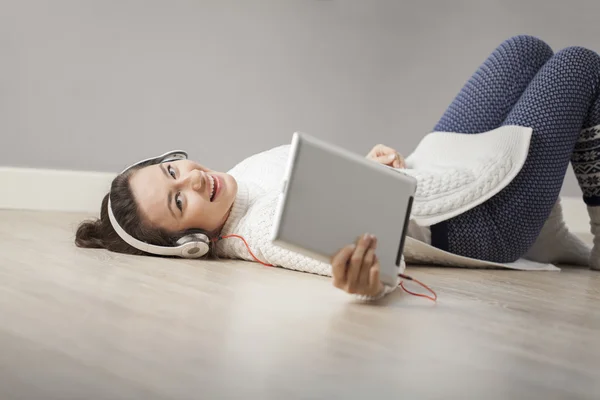 Mujer joven escuchando música — Foto de Stock