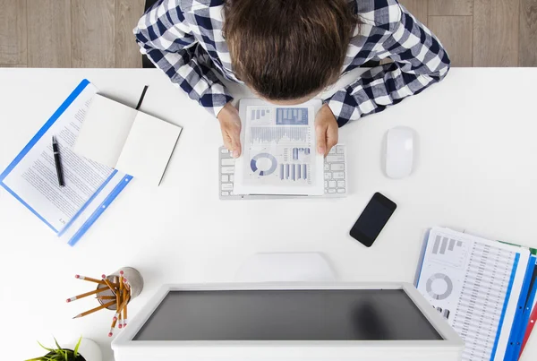 Zakenvrouw werkt op computer — Stockfoto