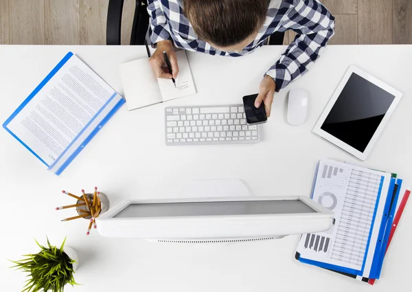 Zakenvrouw werkt op computer — Stockfoto