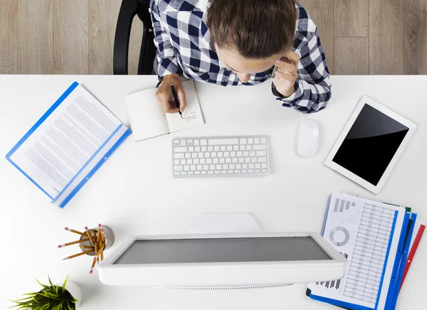 Empresaria que trabaja en la computadora —  Fotos de Stock