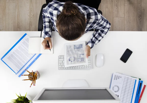 Zakenvrouw werkt op computer — Stockfoto