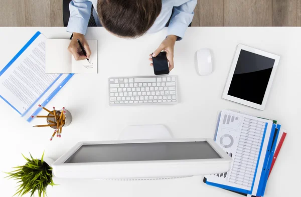 Zakenvrouw werkt op computer — Stockfoto