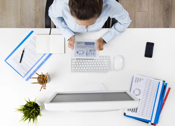 Zakenvrouw werkt op computer — Stockfoto