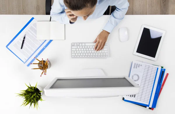 Geschäftsfrau arbeitet am Computer — Stockfoto