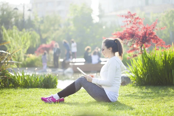 Kız parkta tablet kullanma — Stok fotoğraf