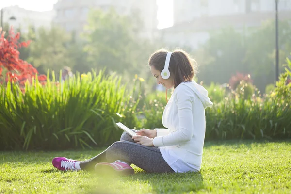 Ragazza nel parco utilizzando tablet — Foto Stock