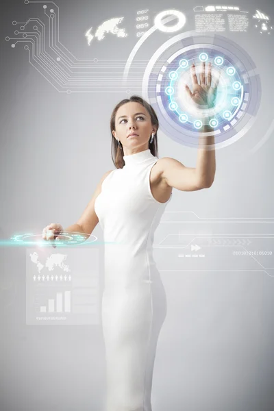 Jonge vrouw met toekomstige technologieën — Stockfoto