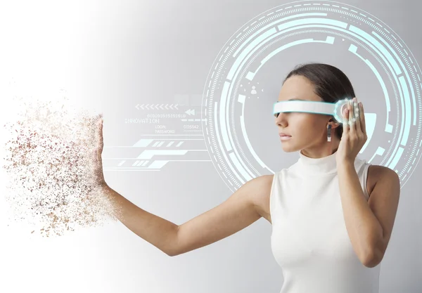 Junge Frau mit futuristischer Smart-Brille vor grauem Hintergrund — Stockfoto
