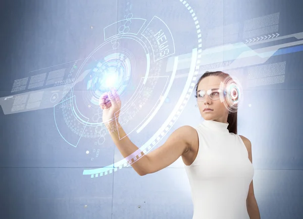 Mulher tocando a interface virtual do futuro — Fotografia de Stock