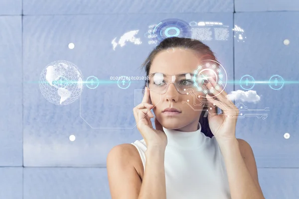 Mujer con gafas inteligentes — Foto de Stock