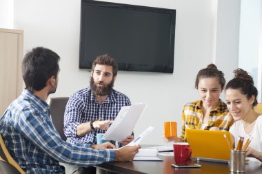 Birlikte ofiste çalışan genç profesyonel takım