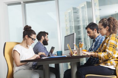 Birlikte ofiste çalışan genç profesyonel takım