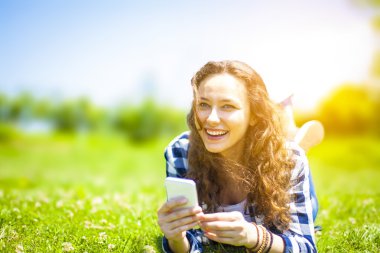 bir akıllı telefon kullanan kadın