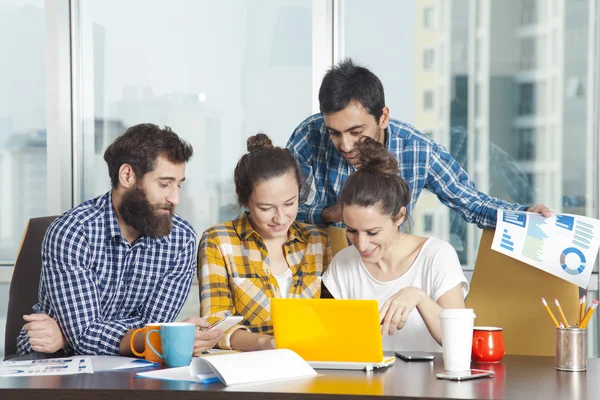 Jovem equipe proffessional trabalhando juntos no escritório — Fotografia de Stock