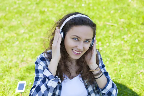 젊은 여성이 헤드폰에 듣는 음악 — 스톡 사진