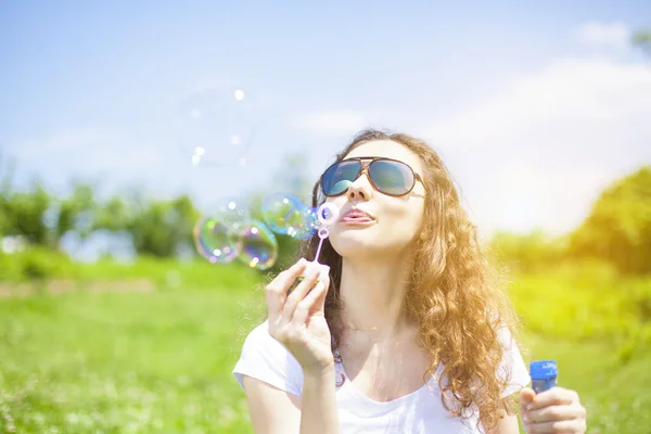 Молодая женщина пускает пузыри — стоковое фото