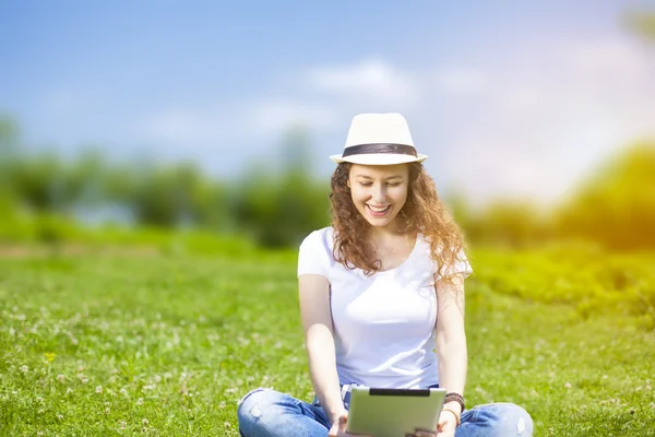 Yaz aylarında tablet ile genç kadın — Stok fotoğraf