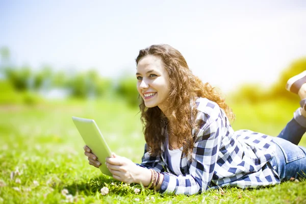 Yaz aylarında tablet ile genç kadın — Stok fotoğraf