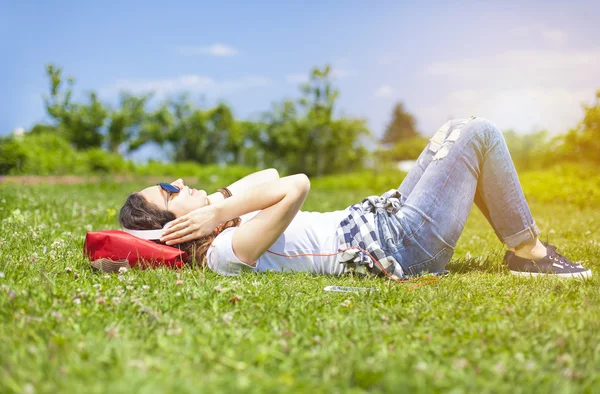 Niña en el parque escuchando la música — Foto de Stock