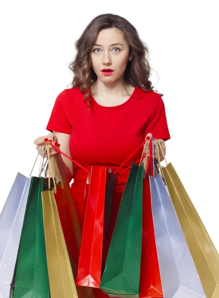 Retrato de mujer hermosa sorprendida sosteniendo bolsas de compras —  Fotos de Stock