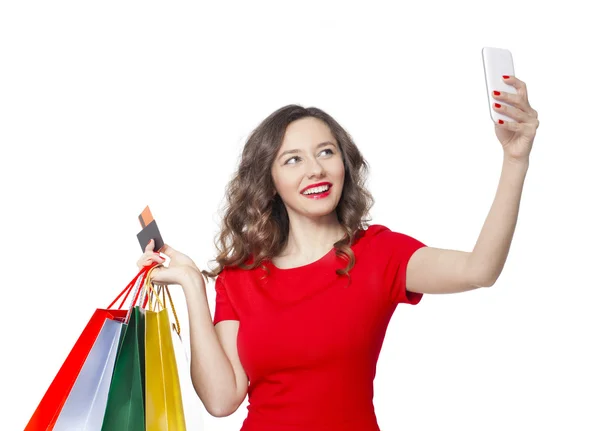 Femme prenant selfies avec des sacs à provisions — Photo