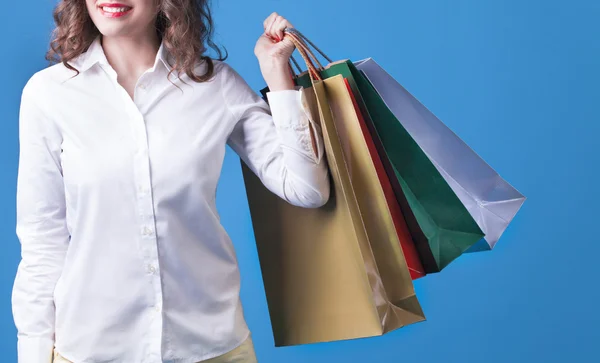 Mujer joven sosteniendo bolsas de compras —  Fotos de Stock