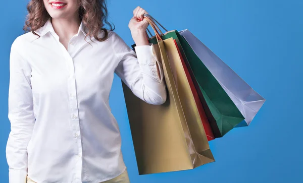 Jovem segurando sacos de compras — Fotografia de Stock