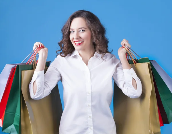 Mulher de compras segurando sacos de compras — Fotografia de Stock