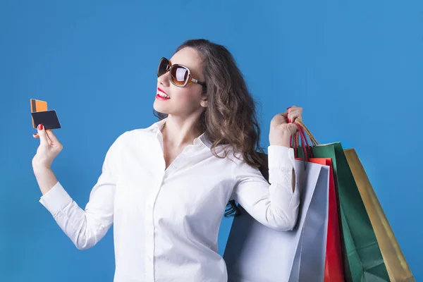 Mujer de compras sosteniendo bolsas de compras — Foto de Stock