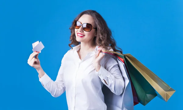 Mujer de compras sosteniendo bolsas de compras —  Fotos de Stock