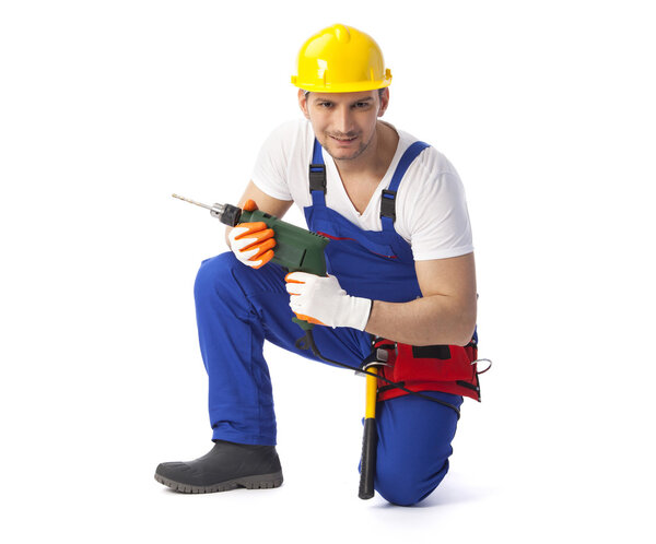 Работник кузнечного цеха с дрилл-машиной
