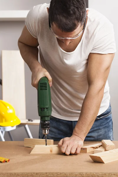 Artesanato ou homem DIY trabalhando com broca de energia — Fotografia de Stock