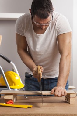 işçi el testeresi ile çalışır