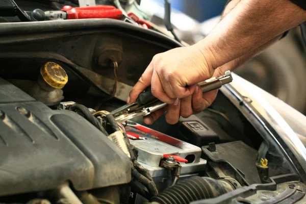 Reparatör är arbetar i verkstad. — Stockfoto