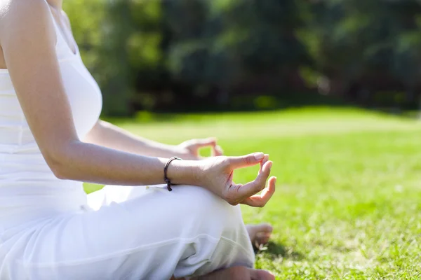 Giovane ragazza che fa yoga nel parco — Foto Stock