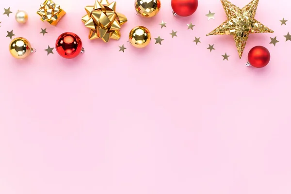 Julstämning Färgglada Julbollar Lysande Stjärnor Och Gyllene Bågar Rosa Bakgrund — Stockfoto