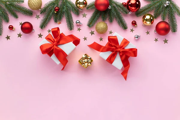 Kerstvakantie Compositie Kerst Boom Sparren Takken Kleurrijke Ballen Geschenkdozen Pastel — Stockfoto