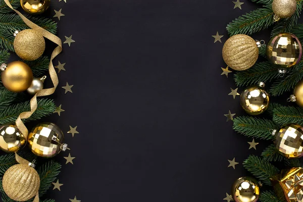 Kerstvakantie Achtergrond Kleurrijke Kerstballen Sparren Takken Stralende Sterren Zwarte Achtergrond — Stockfoto