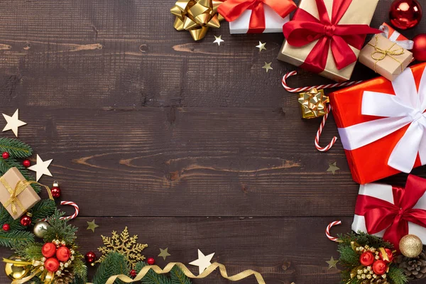 Kerstvakantie Achtergrond Kerst Ornamenten Geschenkdozen Houten Achtergrond Bovenaanzicht Kerstmis Nieuwjaar — Stockfoto
