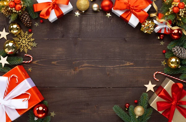 Kerstvakantie Achtergrond Kerst Ornamenten Geschenkdozen Houten Achtergrond Bovenaanzicht Kerstmis Nieuwjaar — Stockfoto