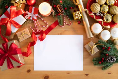 Boş kağıt ve Noel kutlamaları için büyük bir yazı alanı. Noel süsleri ve hediye kutularının genel görünümü.