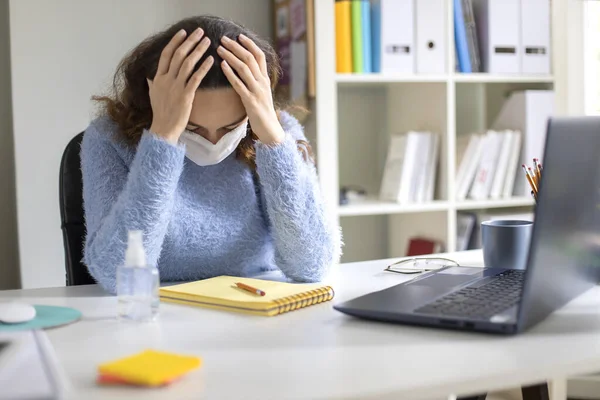 Jonge Vrouw Die Thuis Werkt Een Coronaviruspandemie — Stockfoto