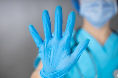 Genç doktor el kol hareketi Coronavirus COVID-19 hastalığı küresel salgını, lütfen dünya çapında virüs yaymamaya yardım edin, evinizde kalın ve sosyal ve fiziksel mesafeyi koruyun.