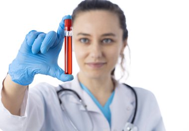 Doktor, izole edilmiş beyaz arka planda kan tüpü testi yapıyor. Coronavirus testi. Doktor kan örneği tüpü alıyor.