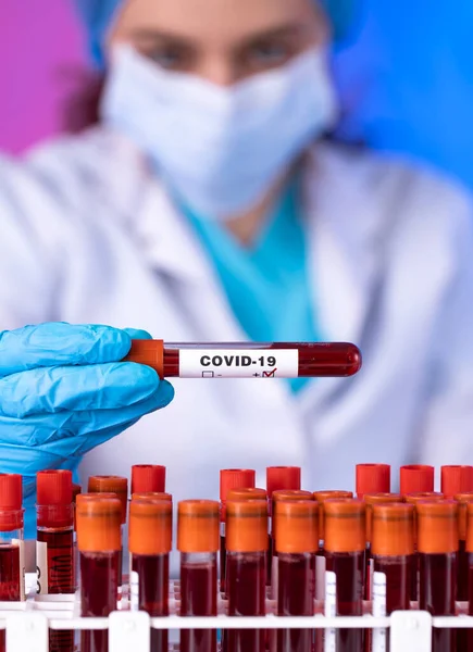 Techniker Mit Blutröhrchen Test Forschungslabor Coronavirus Tests Arzt Entnimmt Blutprobenröhrchen — Stockfoto