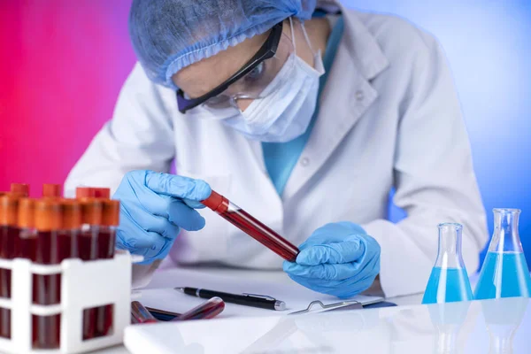 Araştırma Laboratuarında Kan Tüpü Testi Yapan Bir Teknisyen Coronavirus Testi — Stok fotoğraf